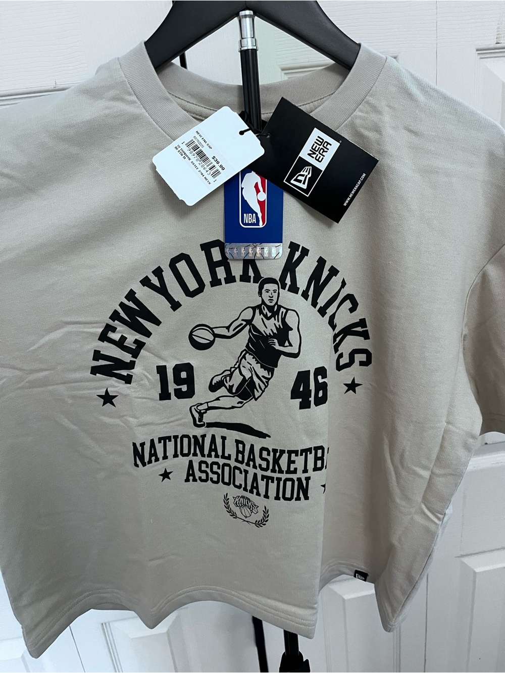 New Era Beige New York Knicks Cropped Graphic Tee - Black Print